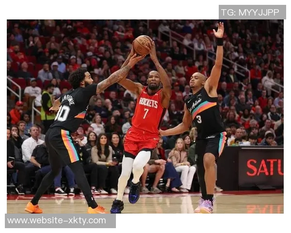 乔治状态低迷三分全失铁但末节发力独得10分助球队逆转胜利