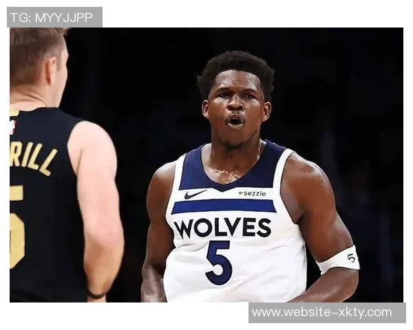 爱德华兹首节状态火热5投4中三分命中率高达60斩获14分 爱德华兹首节状态火热5投4中三分命中率高达60斩获14分